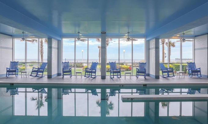 Northeast Virginia Beach Complejo | Steps to the Beach! 3 Spacious Units, Pool, Restaurant