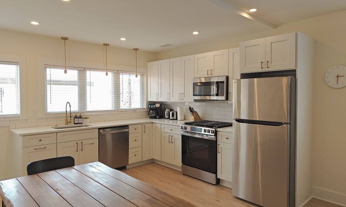 Cape May - Wildwood Apartamento | Steps to THE Beach – 3 BDR Condo + Parking