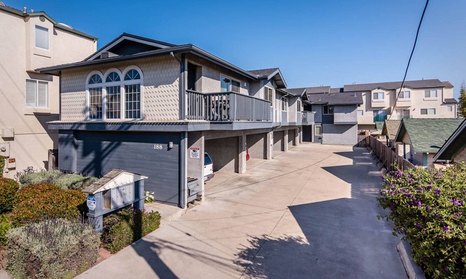 Downtown Condominio | ~ Steps To The Beach Downtown Gem!~