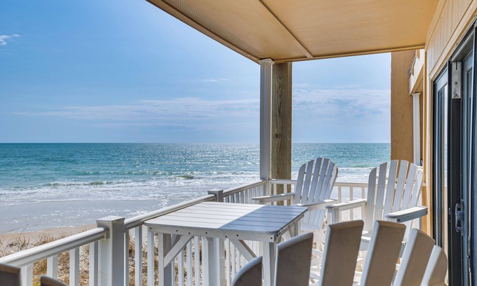 Sneads Ferry Apartamento | Steps to the Beach: Oceanfront Condo w/ Lanai!