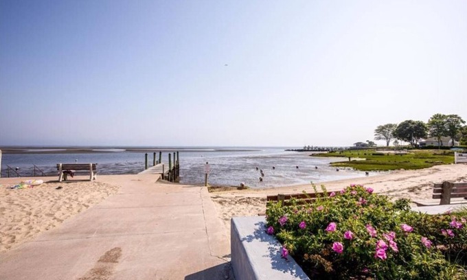 Saybrook Manor Casa | Steps to the Beach, Cozy Year Round Cottage 🐾 Pet Friendly