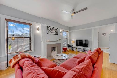 Uptown Apartamento | Steps to the Lakefront! This Uptown Beauty is Everything You Need for a Perfect Chicago Getaway condo