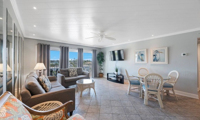 Madeira Beach Condominio | Steps to the Sand | Bright & Updated 2BR/2BA Beachfront Condo