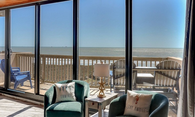 Port Aransas Condominio | Steps To The Sea | Penthouse with Ocean Views