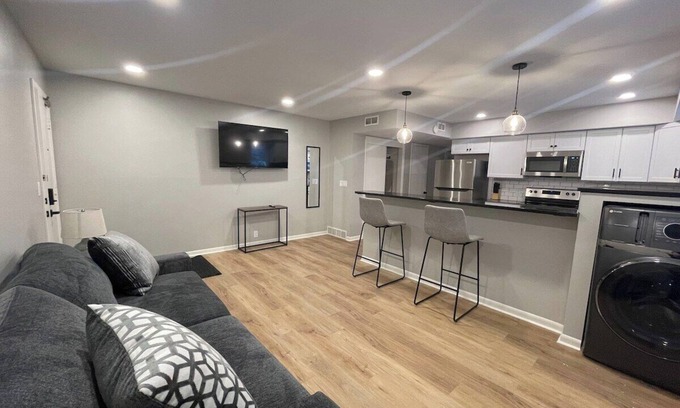 Joslyn Castle Apartamento | Steps to UNMC, Free Parking, Heart of Omaha