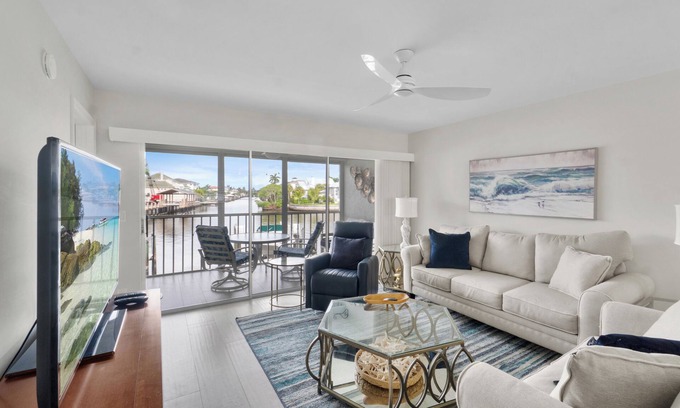Vanderbilt Beach Condominio | Steps to Vanderbilt Beach | Bright 2BR + Den with Bay Views