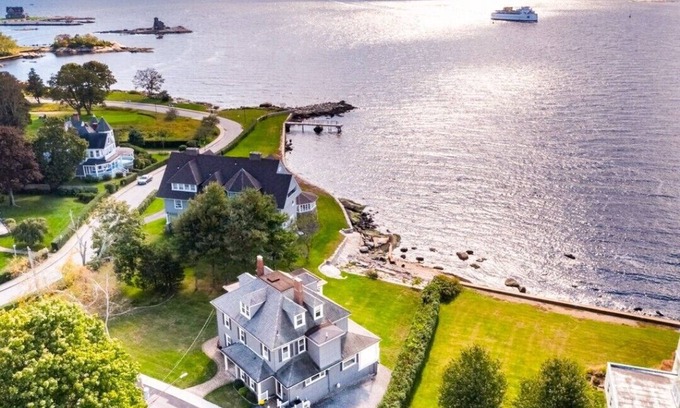 Groton Casa | Steps to Waterfront Golf! Your Own Backyard Private Beach w/Loungers & Umbrellas