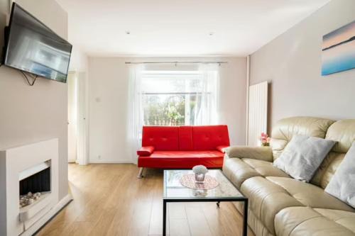 Shephall Casa | Stevenage Contractors x8 New 3 bedroom House Free Wifi, Parking, Towels all inclusive & Large Garden