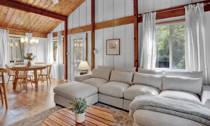 Pocono Summit Cabina | Stillwater Cottage Escape | Firepit
