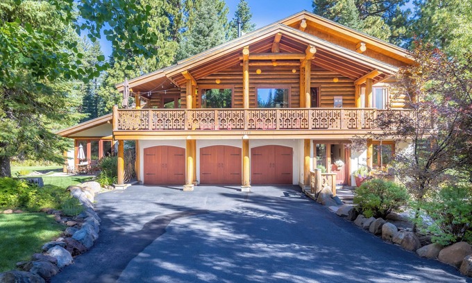 Ponderosa Palisades Casa | Stillwater - Luxury Truckee 4BR, Pet Friendly w Hot Tub & Sauna