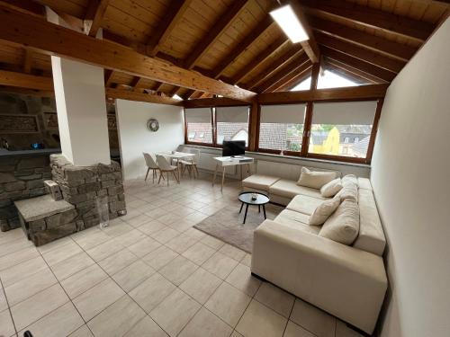 Hoehr-Grenzhausen Apartamento | Stilvolle Wohnung mit Terasse und Garten