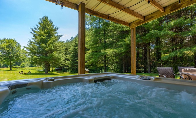 Ennice Cabina | Stocked Fishing Pond + Private + Hot Tub + Game Room!