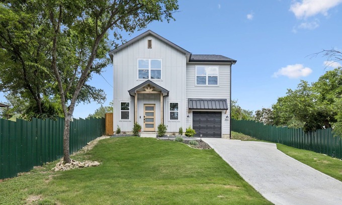 Fort Worth Casa | Stockyard Summit - Stylish New Home 2 Min to Fort Worth Stockyards. Sleeps 8!