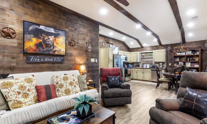 Fort Worth Casa | Stockyards 5 mins!-New!-Sleeps 8. Cowboy Bungalow, TCU close by