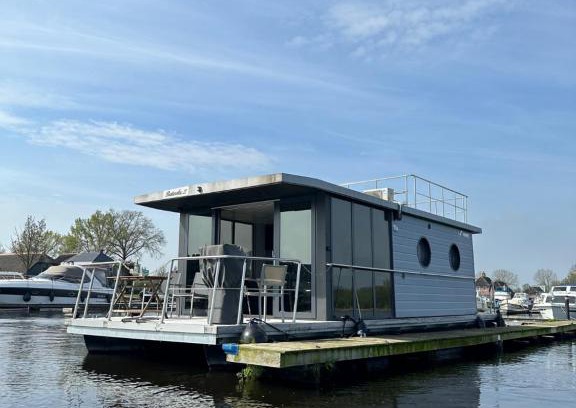 Belt-Schutsloot Alquiler De Eote | Stoere HOUSEBOAT op toplocatie!