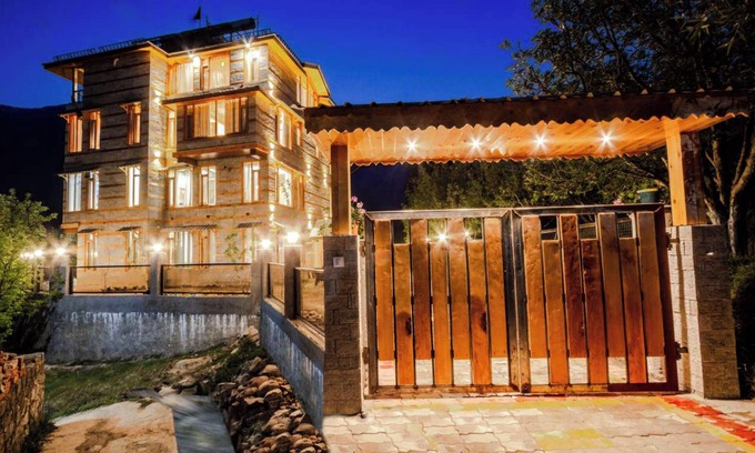 Manali Chalet De Esquí | Stone and wood cosy chalet admist apple garden with a beautiful law