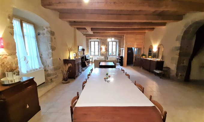 La Chaise-Dieu Cama Y Desayuno | Stone and wood guest rooms with large garden in the heart of the village!