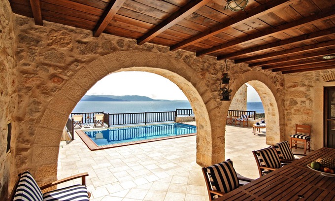 Marathon Villa | Vista panorámica al mar "Stone Castle Villa", en la playa de arena, cerca de Atenas