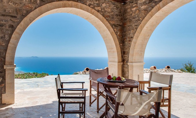 Kerames Villa | Casa de piedra de Creta en el acantilado con vistas al mar de Libia