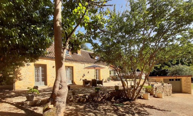 Sainte-Mondane Casa | Stone farmhouse surrounded by woodland