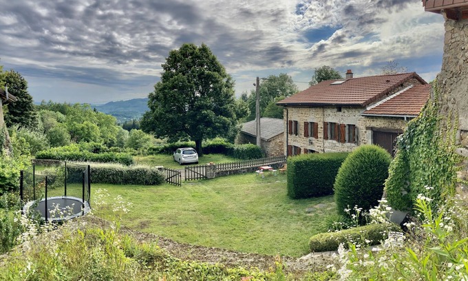 Saint-Victor-Montvianeix Casa | Stone house with quiet garden ideal for families and hikers