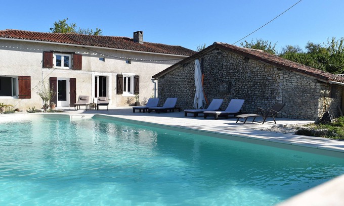 Montignac-le-Coq Casa | Casa de piedra 4 habitaciones, 9 personas, con piscina sur charente.