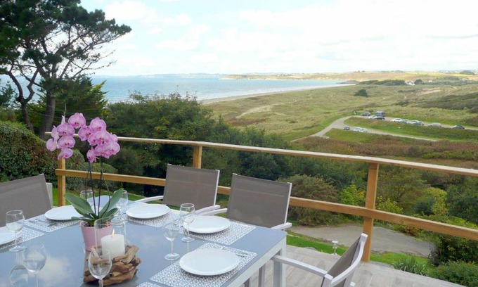 Sainte-Anne-la-Palud Casa | Stone House in Brittany with Sea Views