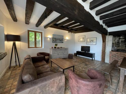 Thoree-les-Pins Casa | Stone House in Sarthe with Historic Chapel