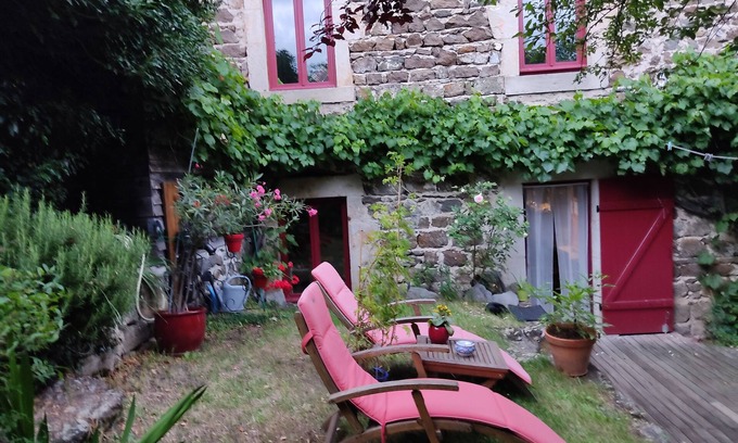 Polignac Casa | Stone house with garden in a typical village near Le Puy en Velay