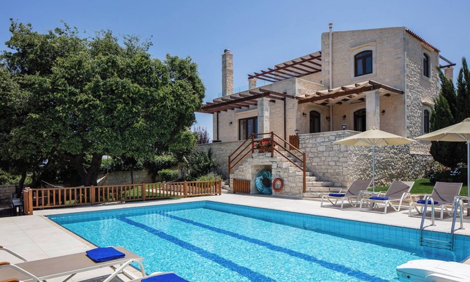 Eletherna Villa | Villa de piedra en pueblo pintoresco! Piscina privada y privacidad completa!
