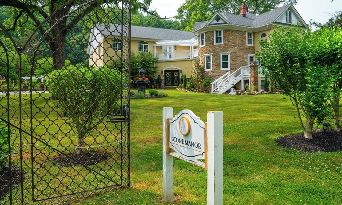 Lovettsville Cama Y Desayuno | Stone Manor Boutique Inn - Country Manor with Breathtaking Gardens and Event