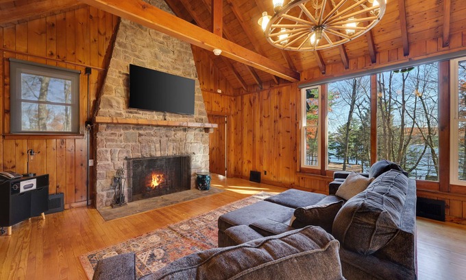 Lake Harmony Chalet De Esquí | ★STONE Mountain Retreat ★KING BED-HOT TUB- Lake Harmony★Lake Views★Game room★