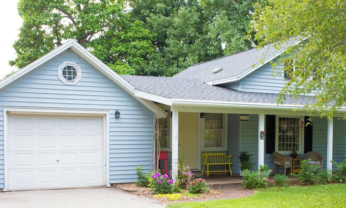 La Crosse Cabaña | Stone's Throw Cottage - Centrally located 2-bedroom with newly remodeled kitchen