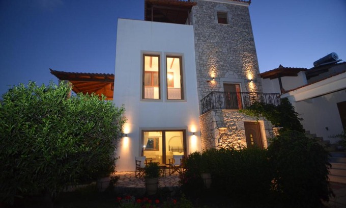 Aristomenis Apartamento | Stone Tower Retreat, Oasis of Peace