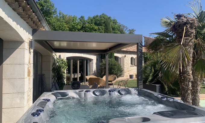 Montmeyran Casa | Villa de piedra en Drôme con piscina y jacuzzi.