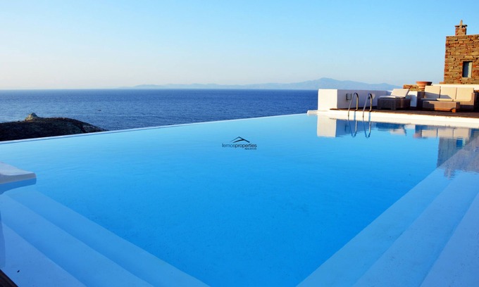 Kea Villa | Villa de piedra, cerca del mar con una gran piscina y vistas al mar.