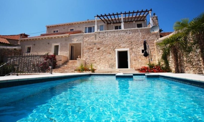 Milna (Brac) Villa | Villa privada, piscina, vistas al puerto, cerca de la playa y actividades