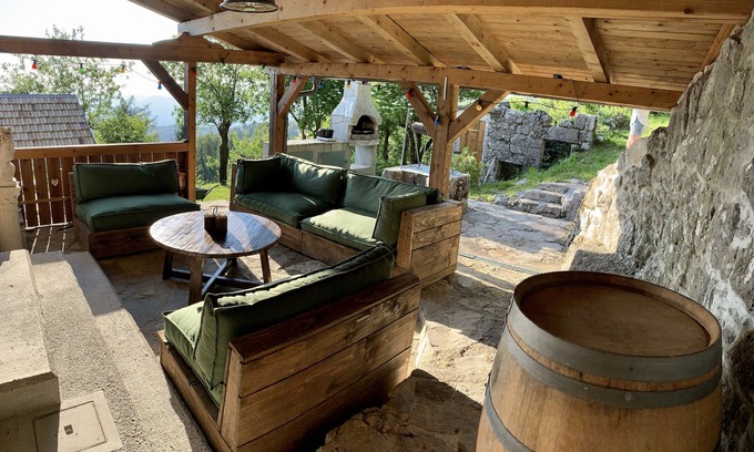 Kambresko Casa | Villa robusta en una gran parcela en las montañas de Eslovenia
