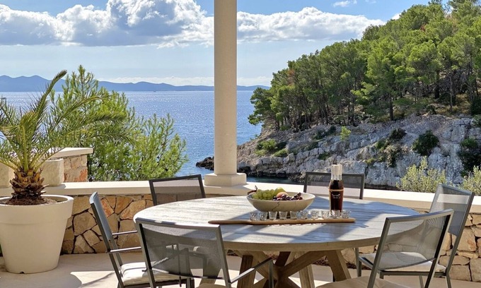 Cove Osibova (Milna) Villa | Villa de piedra con jacuzzi y playa privada Isla Brac Croacia