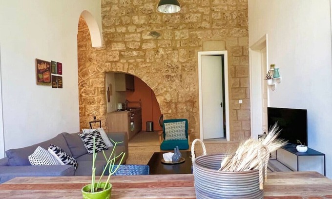 Mar Mikhael Apartamento | Stone Wall 2BR Apartment, 24/7 Power