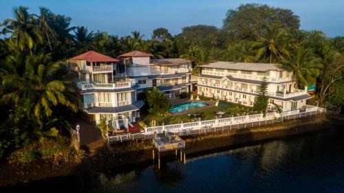 Kudal Complejo | Stone Wood Riverfront Resort, Siolim