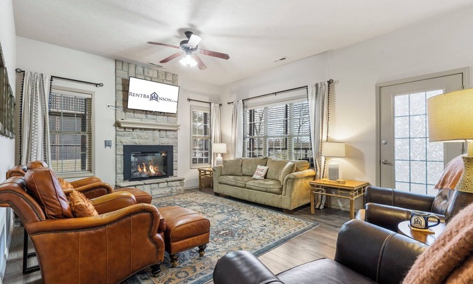 Branson West Casa | Labor Day Open, Stonebridge Townhouse near SDC w Free Tickets-Screened In Porch-OnSite Golf Course
