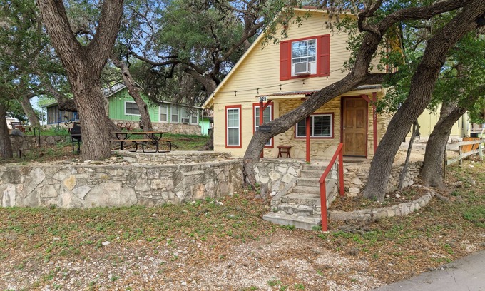 Concan Casa | Stonehaven @ Frio River Vacation Rentals