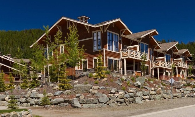 Sun Peaks Condominio | Stones Throw #38 By Bear Country
