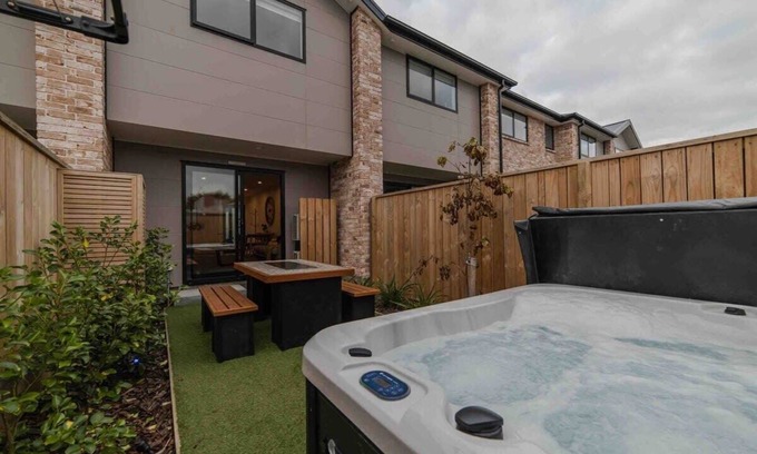 Addington Casa | Stones Throw From the Stadium & Hot Tub