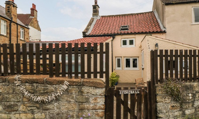 Sandsend Cabaña | STONEWALL, pet friendly, country holiday cottage in Sandsend