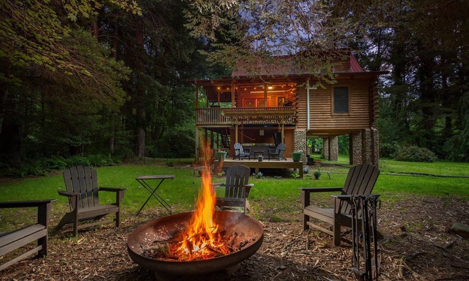 Black Mountain Cabina | Stoney Creek Cabin | Creekside Cabin with Fire Pit & Hot Tub!