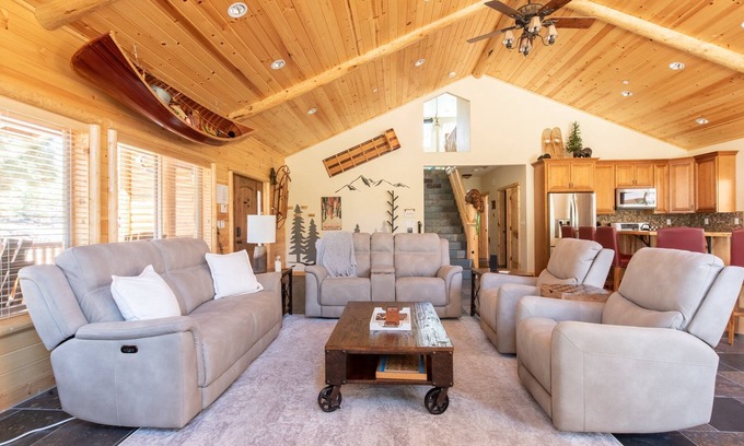 Eagle Mountain Estates Casa | Stony Bear Lodge. Amazing New Rental. Great location. Air Conditioning. Hot Tub and More.