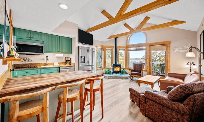 Maple City Condominio | Stony Brook 23 | Top Floor, Heated Pool, Lake Michigan View