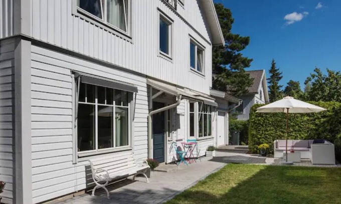 Saltsjobaden Casa | Stor Villa med Egen Trädgård i Naturresarvat Utanför Stockholm